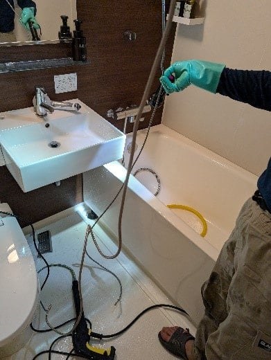 1室ずつ、スタッフが作業します