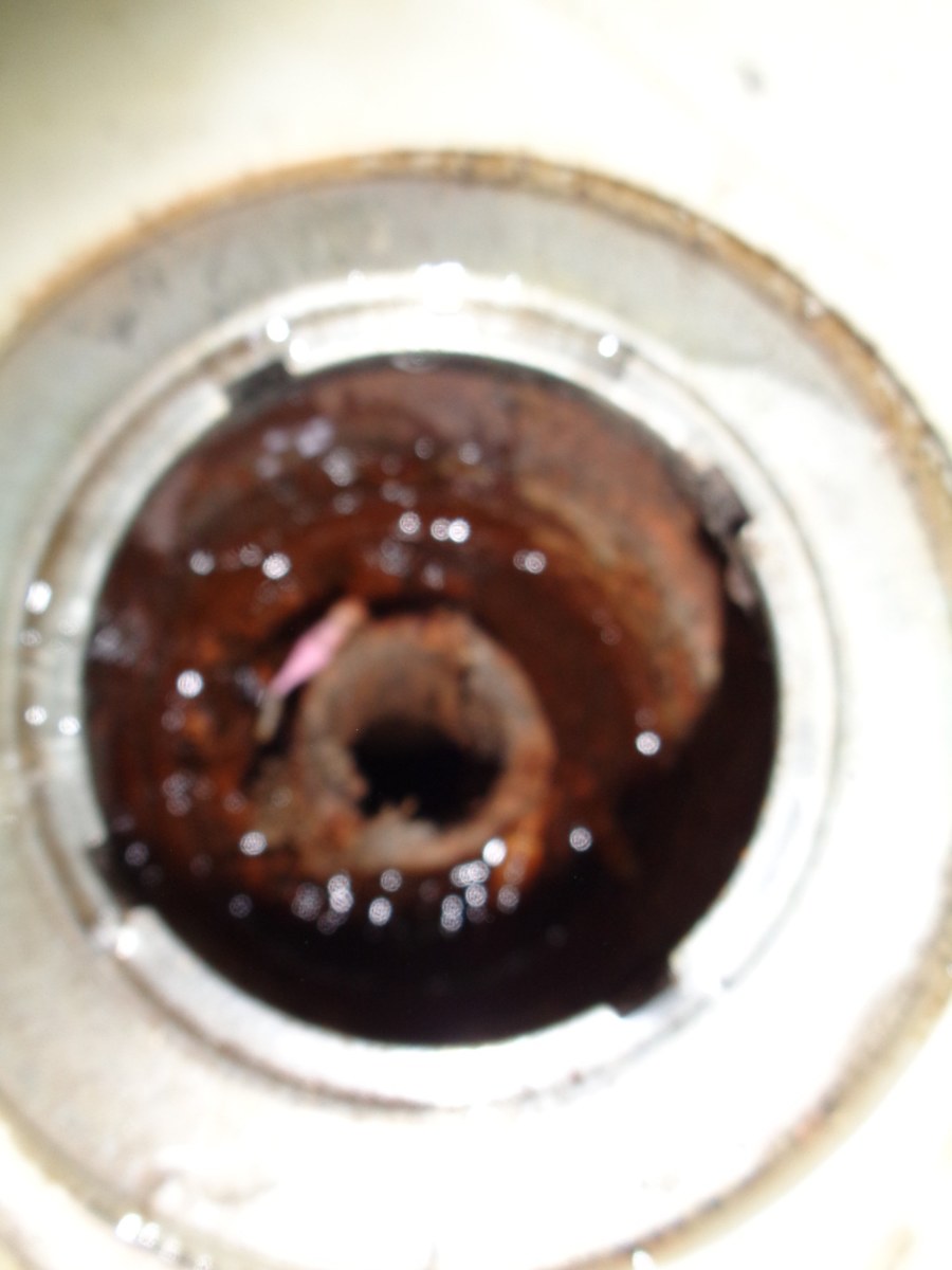 鉄管に溜まった、黒い水とさび